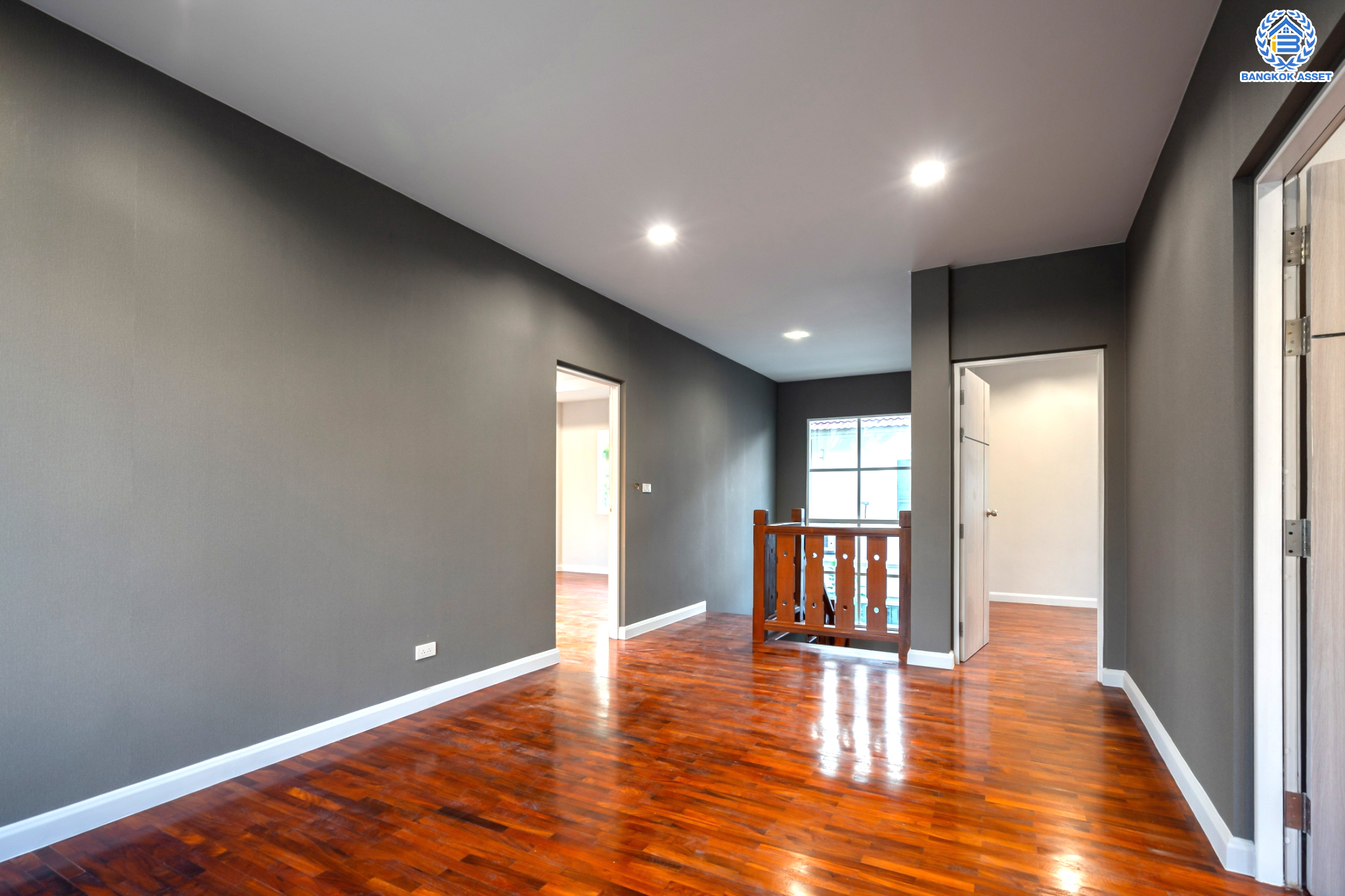 บ้านมือสองตกแต่งใหม่ ม.ลัดดารมย์ วัชรพล แบรนด์ Q.House หลังมุม เนื้อที่ 128 ตร.ว. ฟังก์ชัน 3 ห้องนอน 4 ห้องน้ำ 1 ห้องแม่บ้าน จอดรถได้ 4 คัน Facilities ครบครัน บนทำเลเชื่อมต่อหลายเส้นทาง ถ.รามอินทรา ถ.สายไหม และถ.พหลโยธิน ใกล้สนามบินดอนเมือง ทางด่วน "ศรีรัช" และ เซ็นทรัลรามอินทรา